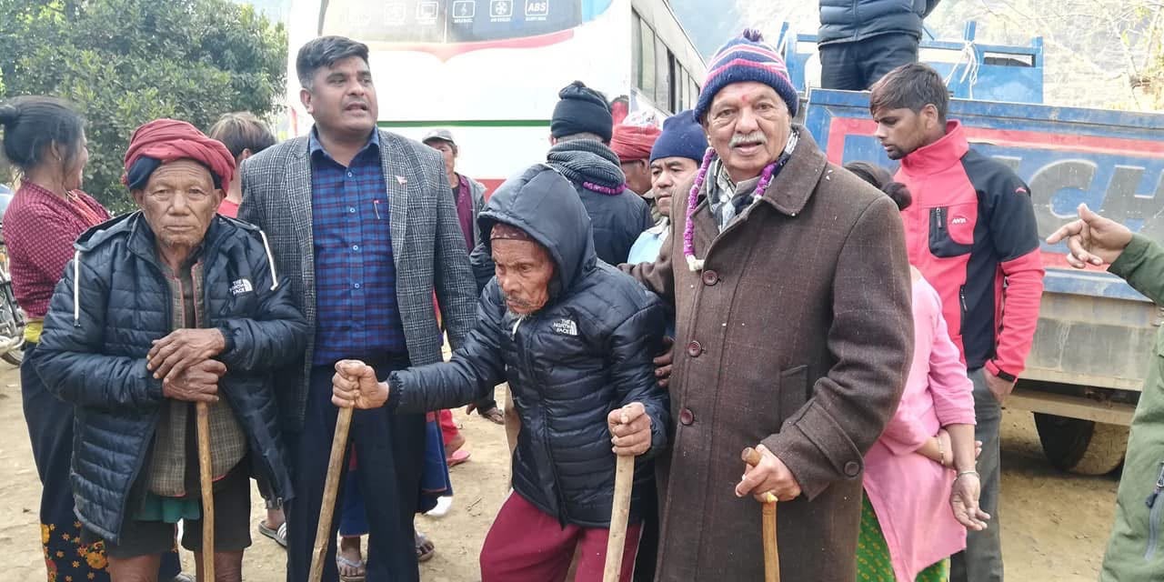 सहयोग प्राप्त जेष्ठ नागरिकहरूको तस्विर