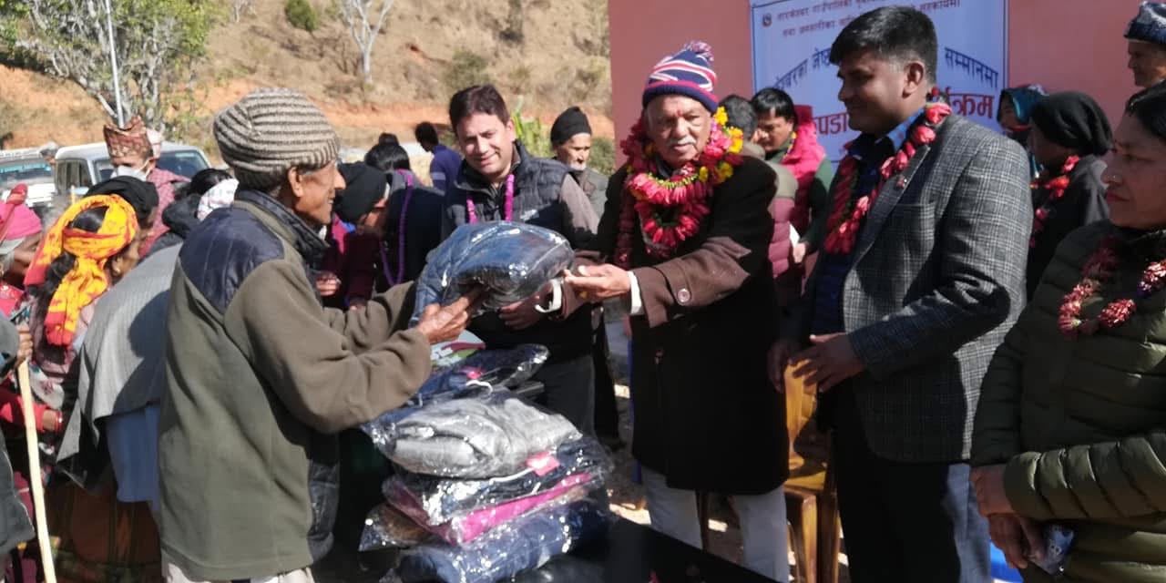 जेष्ठ नागरिकलाई कोट ओढाएर सम्मान