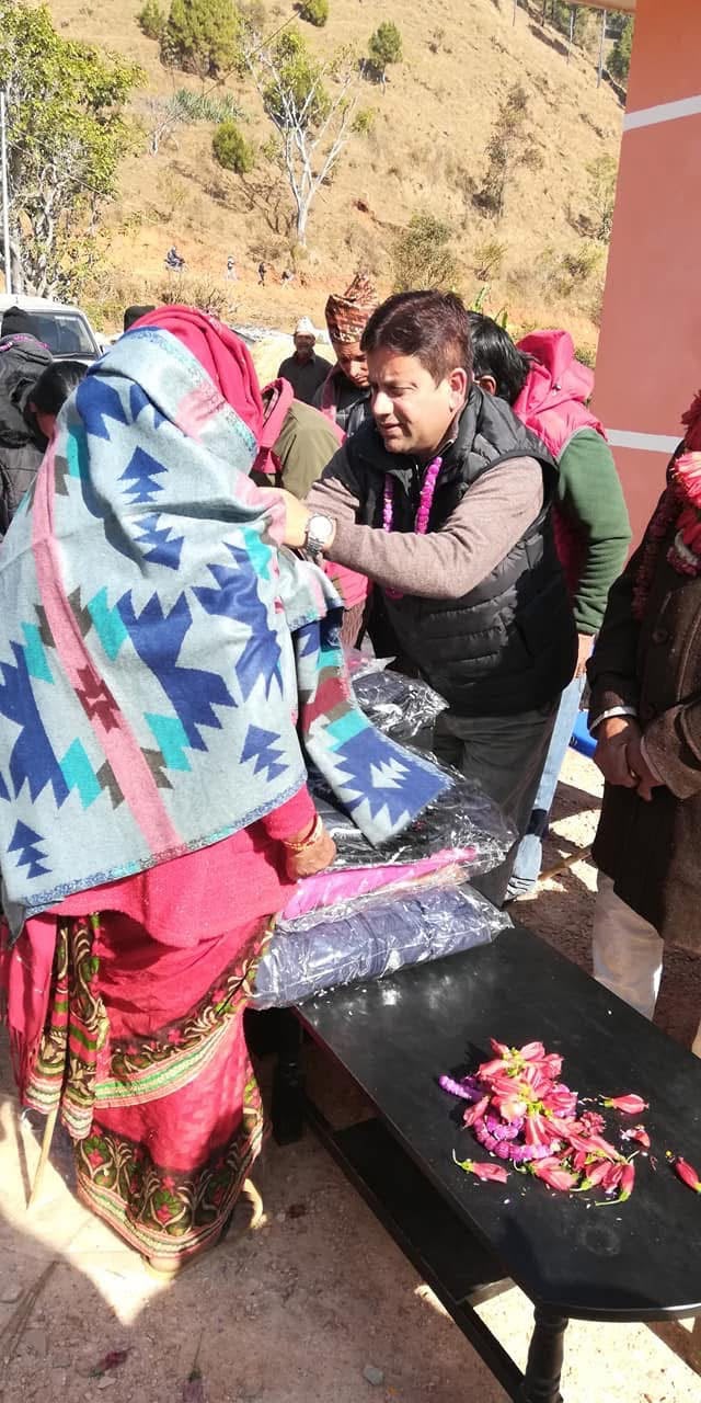 महिला तथा आमाहरूलाई न्यानो शल वितरण